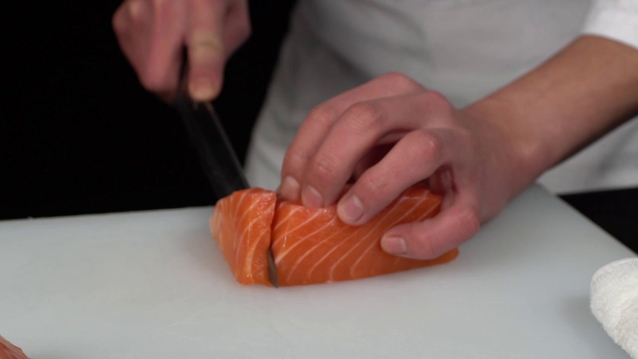 日本料理厨师制作三文鱼刺身视频素材