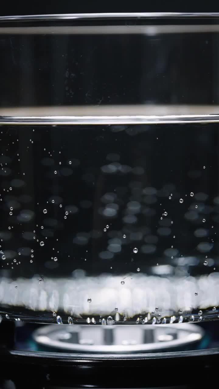 锅中烧水冒气泡竖版视频素材