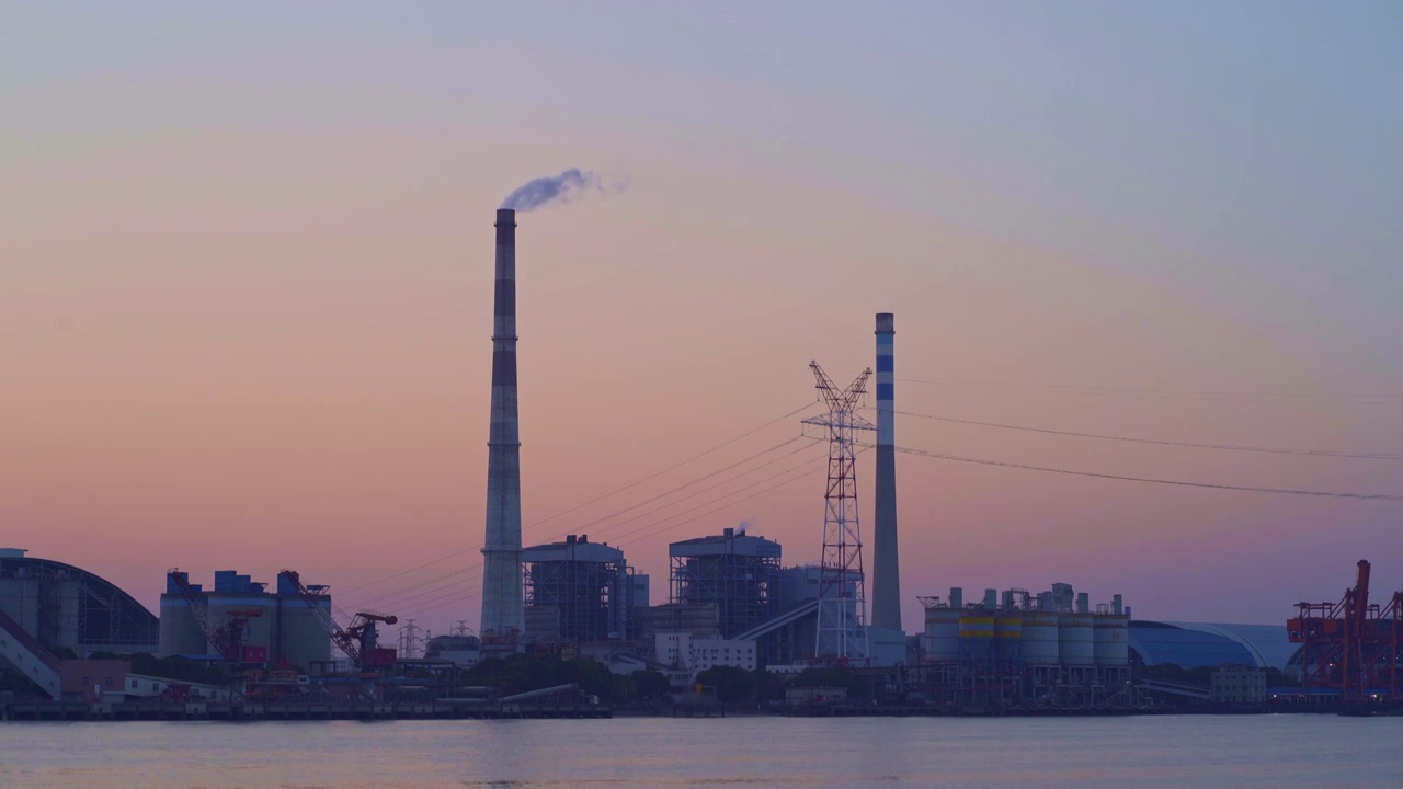 上海闵浦大桥边日落时候的黄浦江江景视频素材