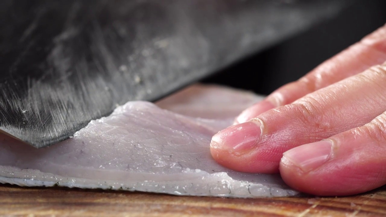 中餐厨师制作水煮鱼片切割超薄鱼肉片慢镜头视频下载