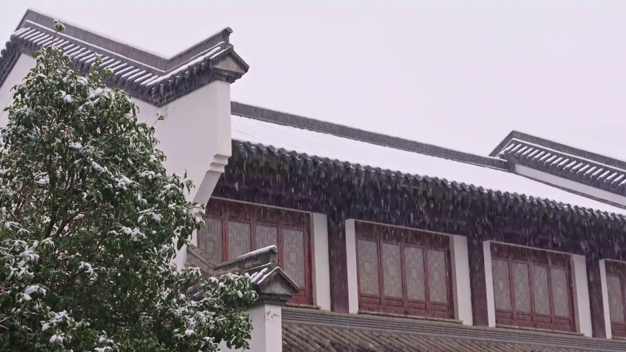 大雪中的江苏常州市春秋淹城风景区仿古江南建筑视频素材