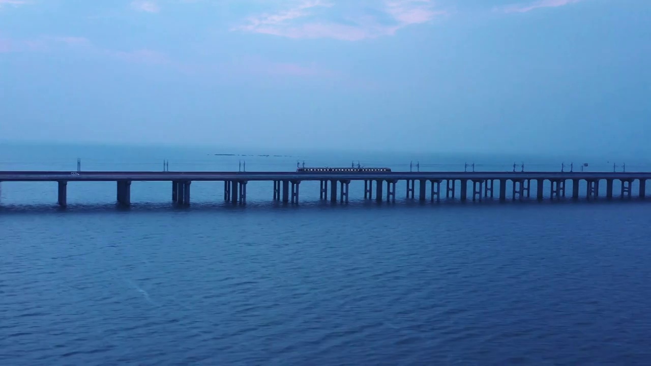 黄昏时分地铁轨道交通列车在南京石臼湖特大桥上飞驰视频素材