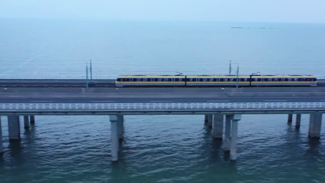 地铁快速行驶在南京石臼湖特大桥上视频素材