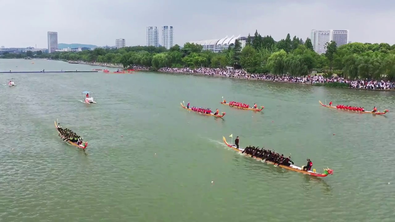 江苏省南京玄武湖上的端午龙舟赛，划龙舟比赛视频素材