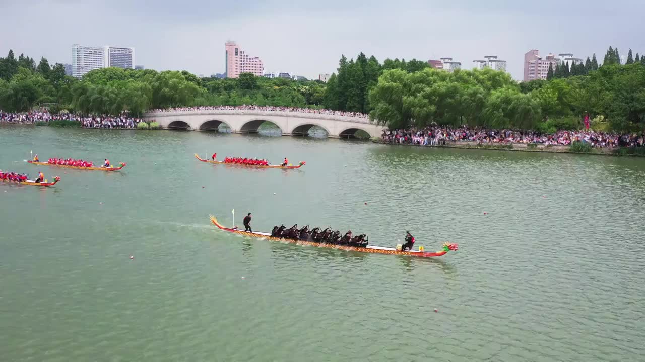 江苏省南京玄武湖上的庆端午龙舟赛，端午划龙舟比赛的终点冲刺航拍视频视频素材