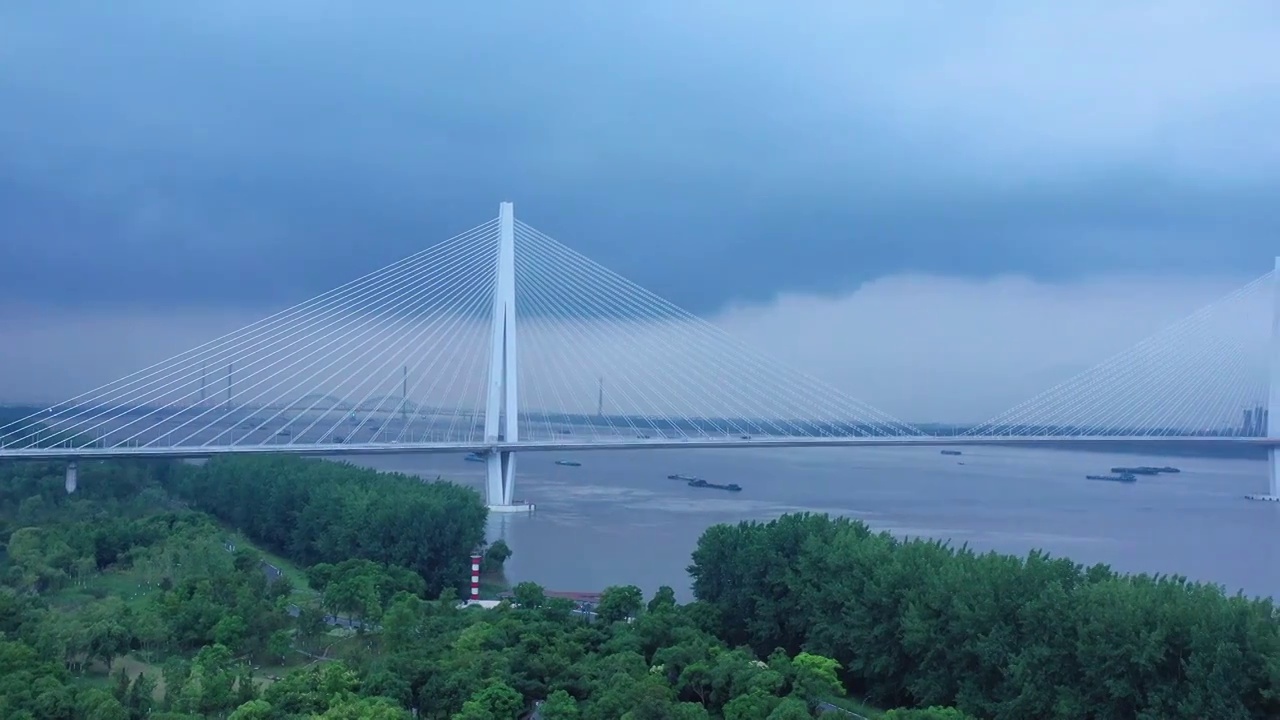 风雨来临前的南京江心洲长江大桥（南京长江第五大桥）和长江的航拍风光视频下载