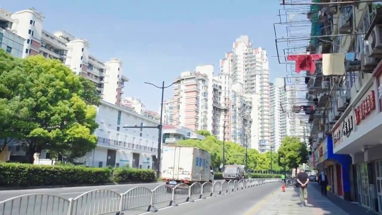 上海疫情期间运输防疫物资的车辆视频素材