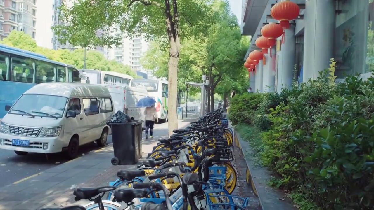 上海疫情期间路边的共享单车视频素材