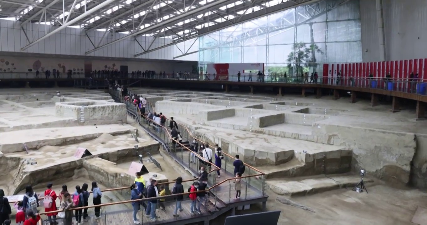 成都金沙遗址博物馆：遗迹馆内的游客在考古探方里游览视频素材