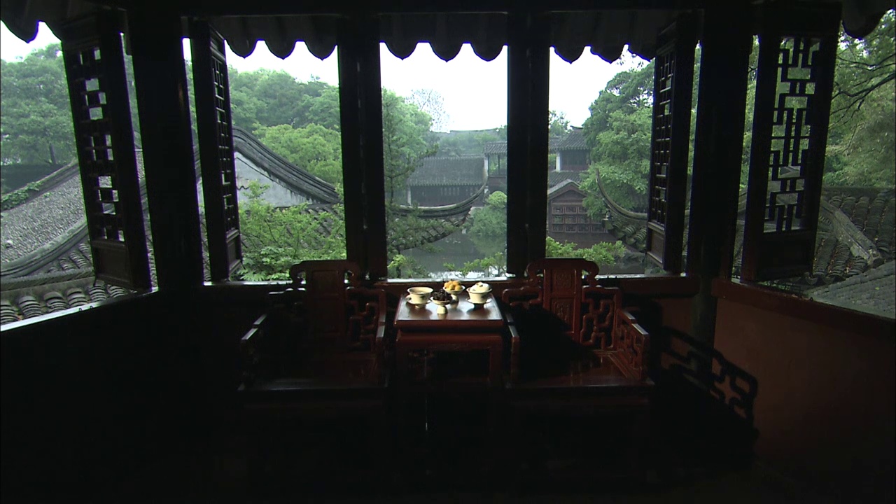 江苏苏州园林退思园阁楼上的会客的桌椅茶具固定机位视频素材