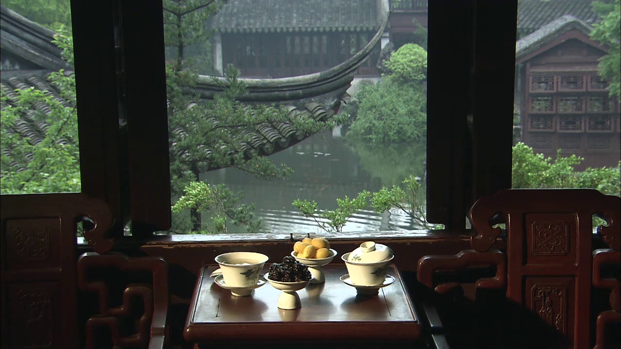 江苏苏州园林退思园阁楼上的会客的桌椅茶具固定机位视频下载