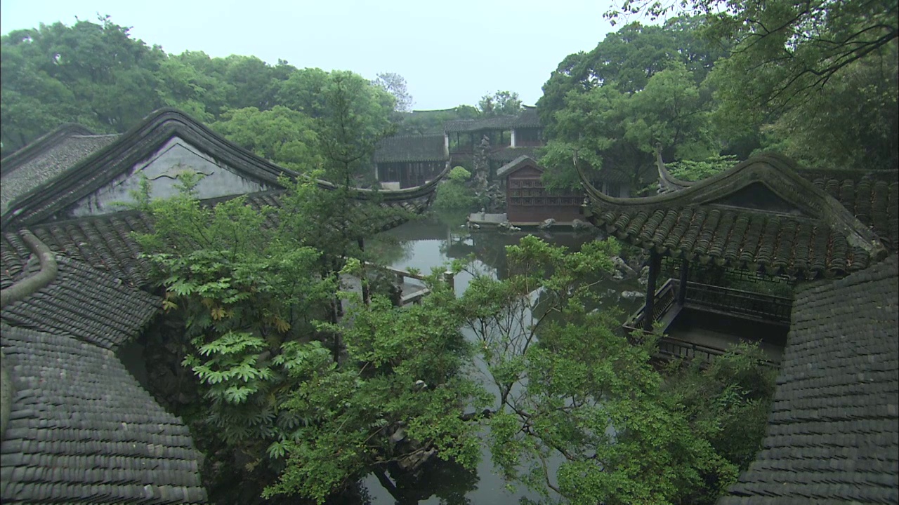 江苏苏州园林退思园阁楼屋顶水池桥高视角视频素材