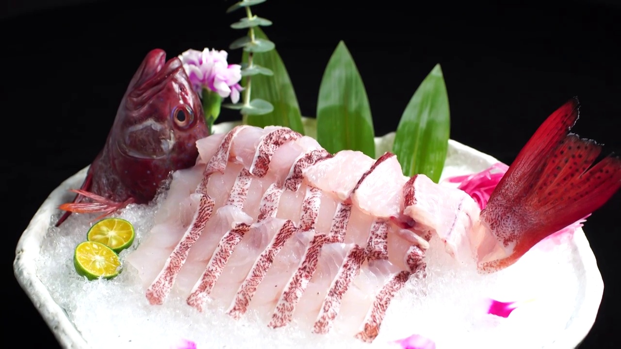 海鲜东星斑火锅鱼肉片滑轨镜头展示视频下载