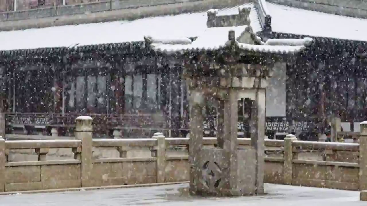 大雪纷飞中的江苏常州市春秋淹城风景区仿古街道视频素材