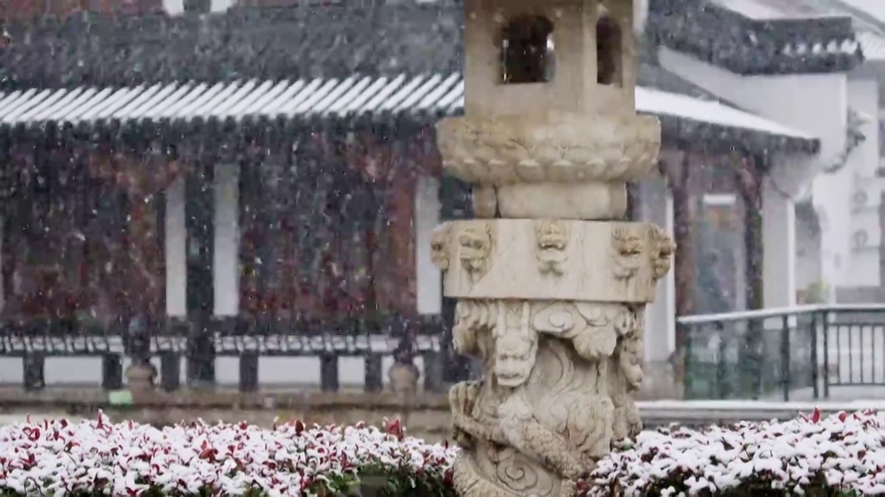 大雪纷飞中的江苏常州市春秋淹城风景区仿古街道视频素材