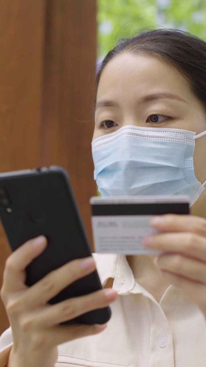 亚洲人中国女性戴口罩户外办公打电话玩手机视频购买