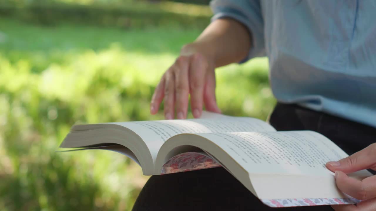 中国女性女人户外公园读书学习知识视频购买