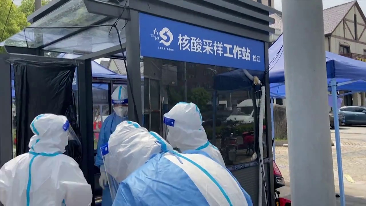 上海街头常态化核酸检测点的工作人员在工作中视频购买