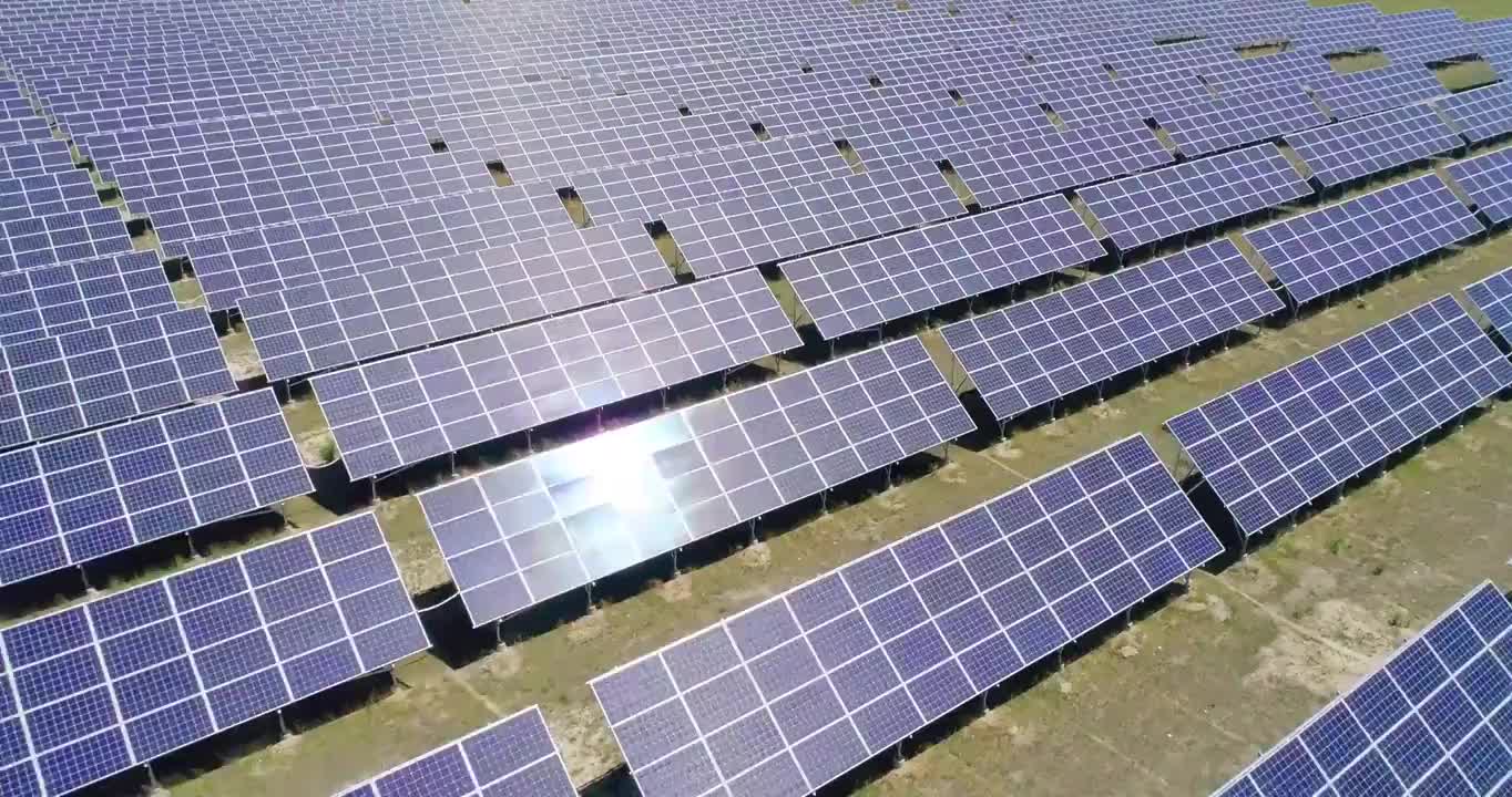 戈壁滩上的太阳能发电站视频素材