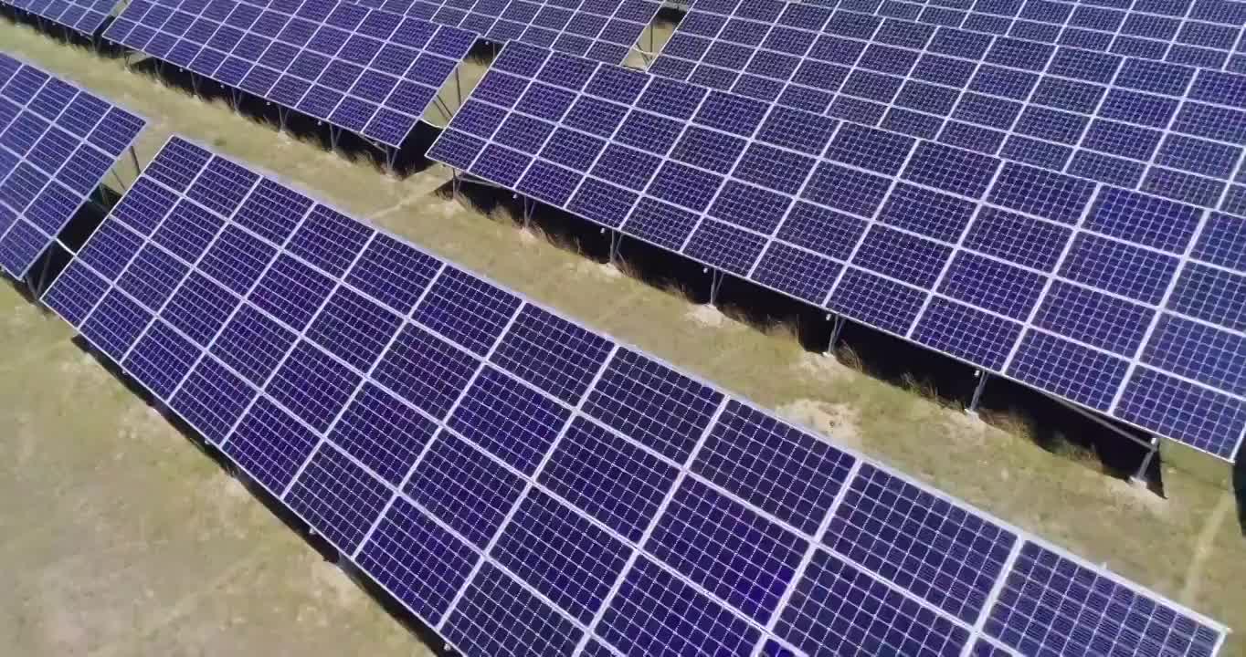 草地上的太阳能电池板视频素材