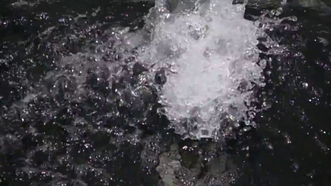 升格拍摄喷泉水花翻滚慢动作视频素材