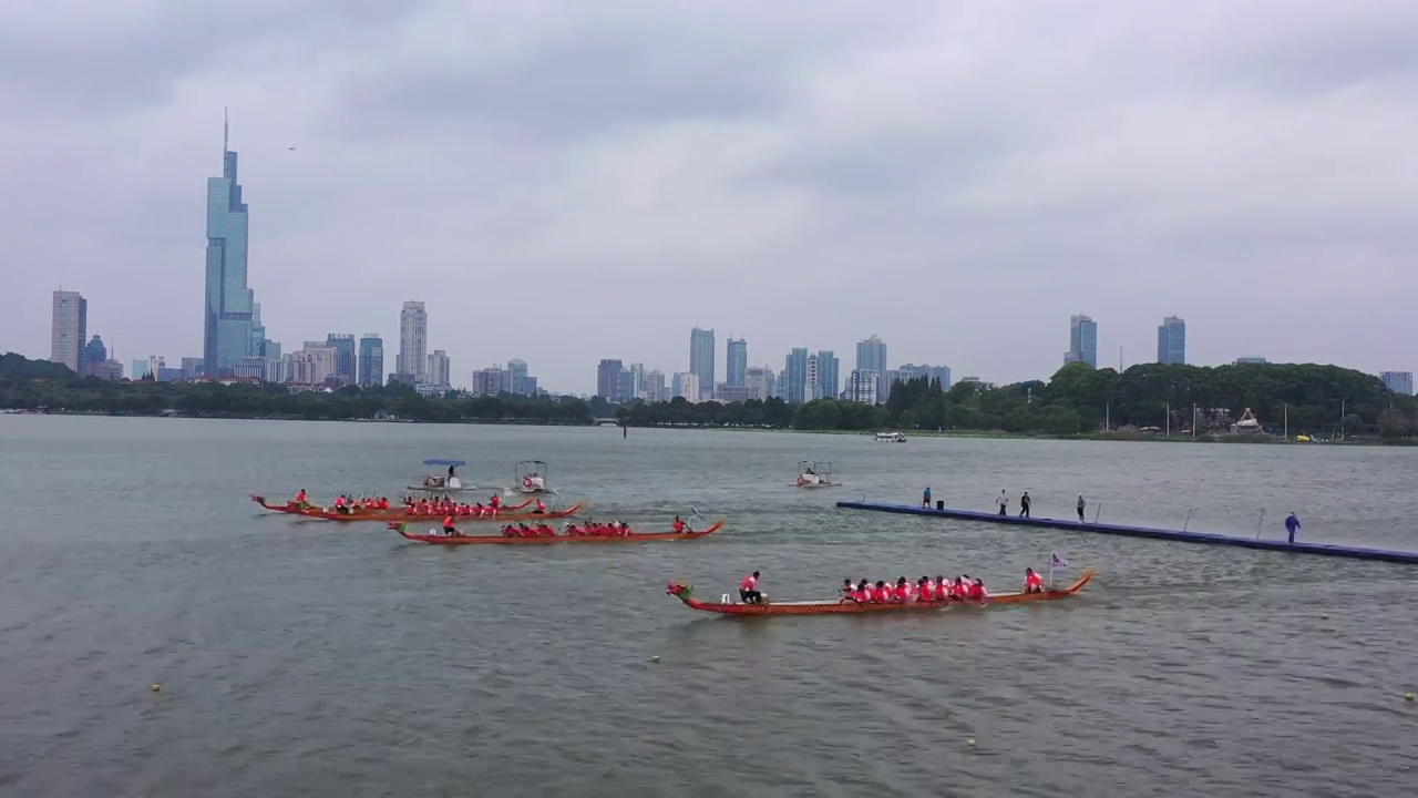 江苏南京玄武湖端午龙舟赛，划龙舟比赛的起点阶段航拍视频视频下载