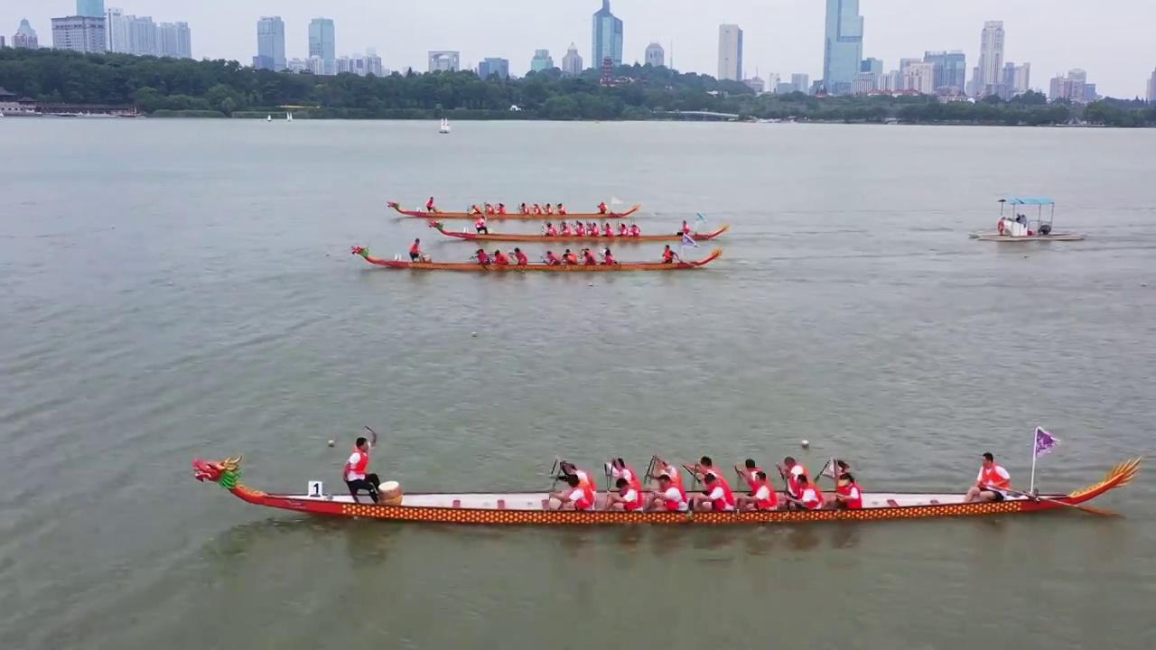 激烈竞争的江苏南京玄武湖端午龙舟赛，划龙舟比赛航拍视频视频下载