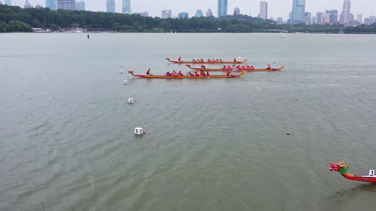江苏南京玄武湖端午龙舟赛，划龙舟比赛的终点冲刺阶段航拍视频视频下载