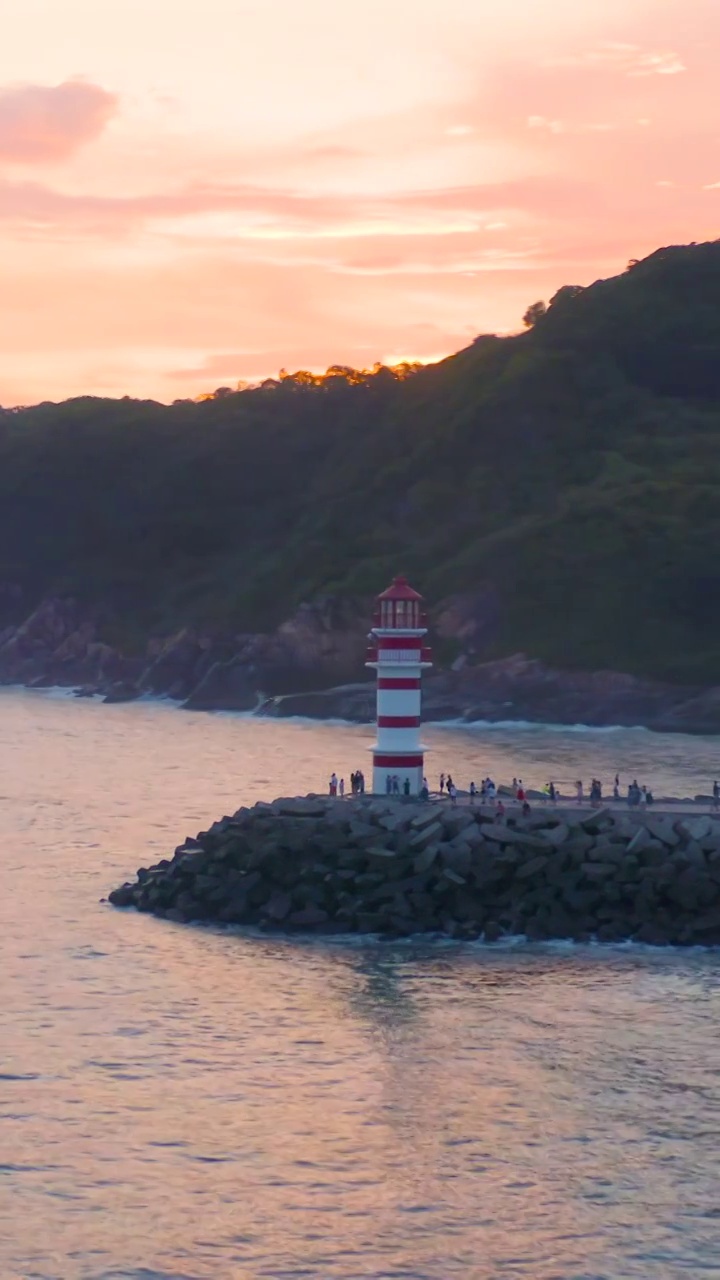 海南万宁神州半岛海边灯塔日落美景航拍视频下载