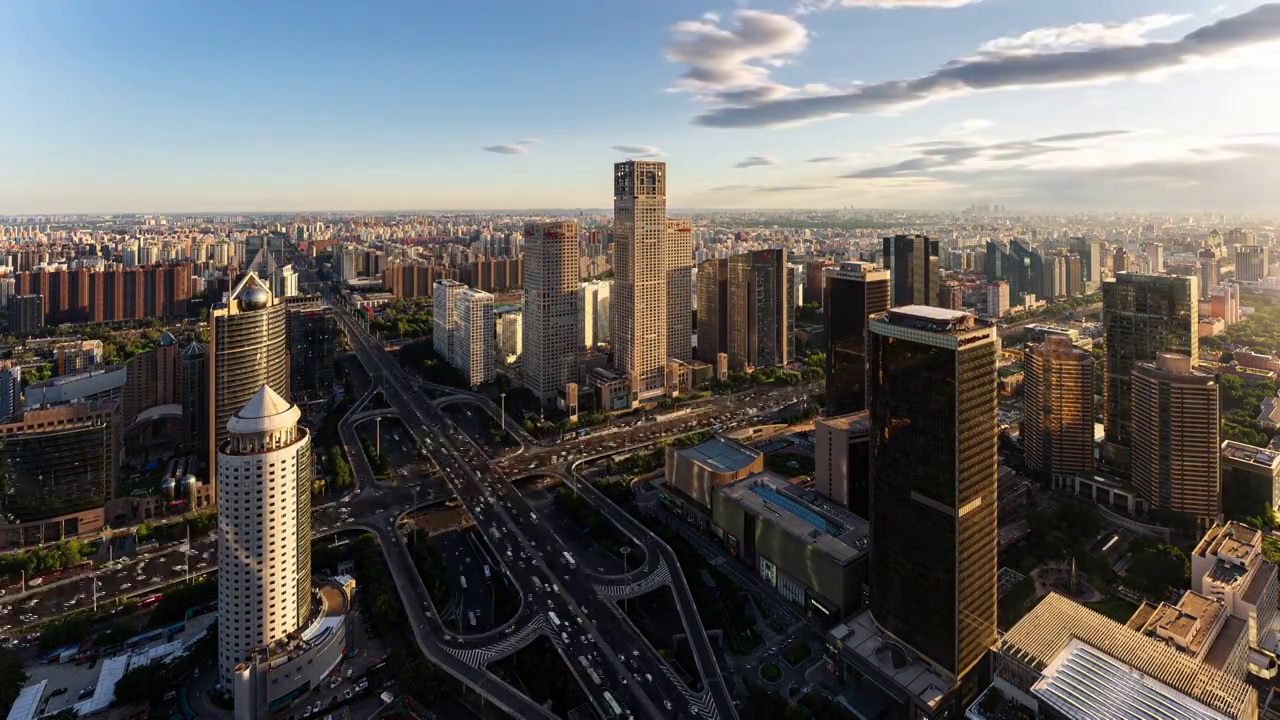 中国北京 金色黄昏时刻国贸桥城市道路交通延时视频下载