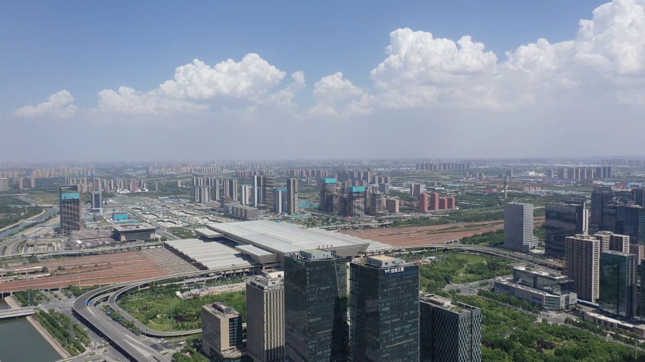 河南郑州郑东新区高铁站金融区夏季城市风光与都市天际线户外航拍视频素材