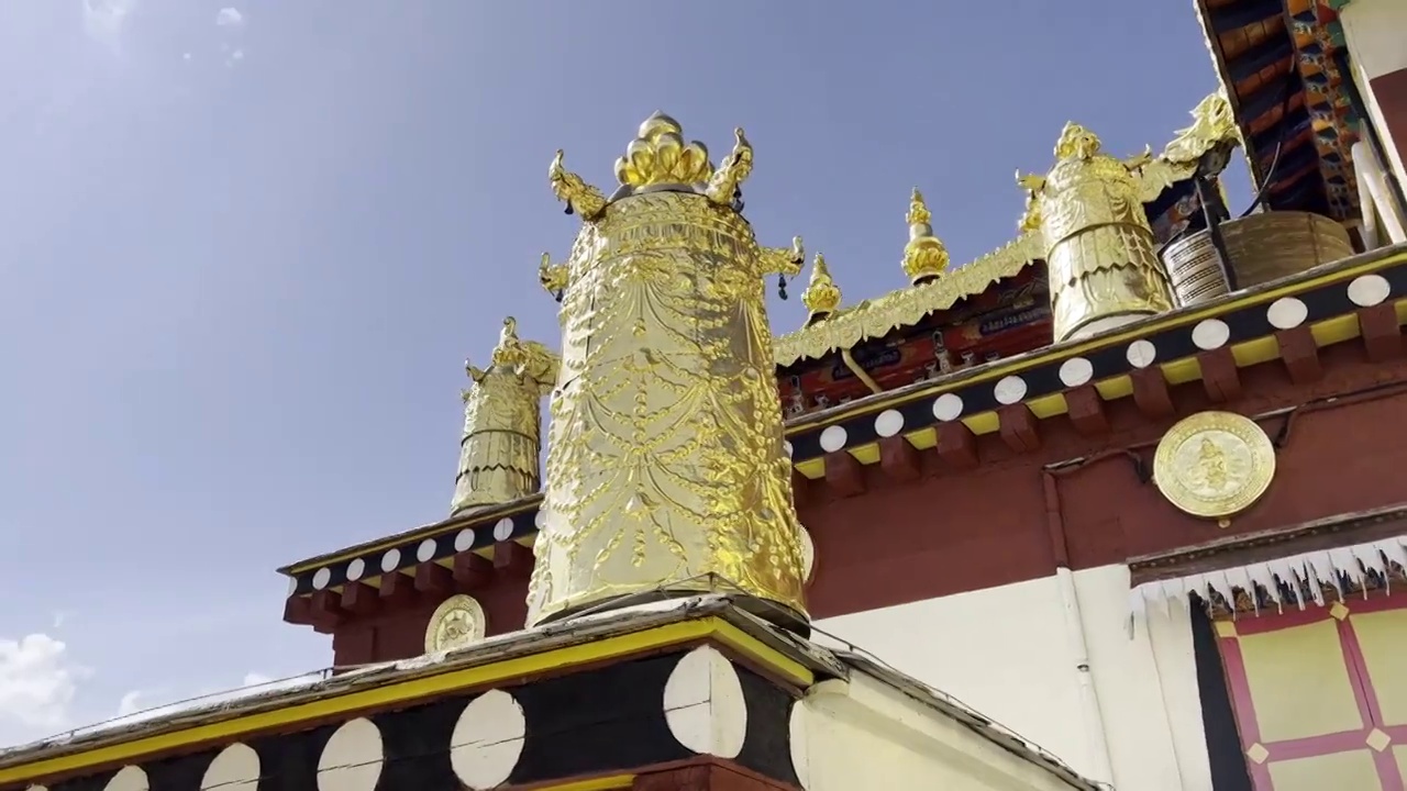 香格里拉松赞林寺屋顶金柱环绕运镜视频素材