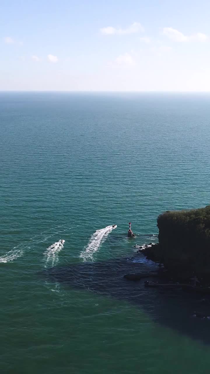 竖屏航拍北海涠洲岛海岸线视频素材