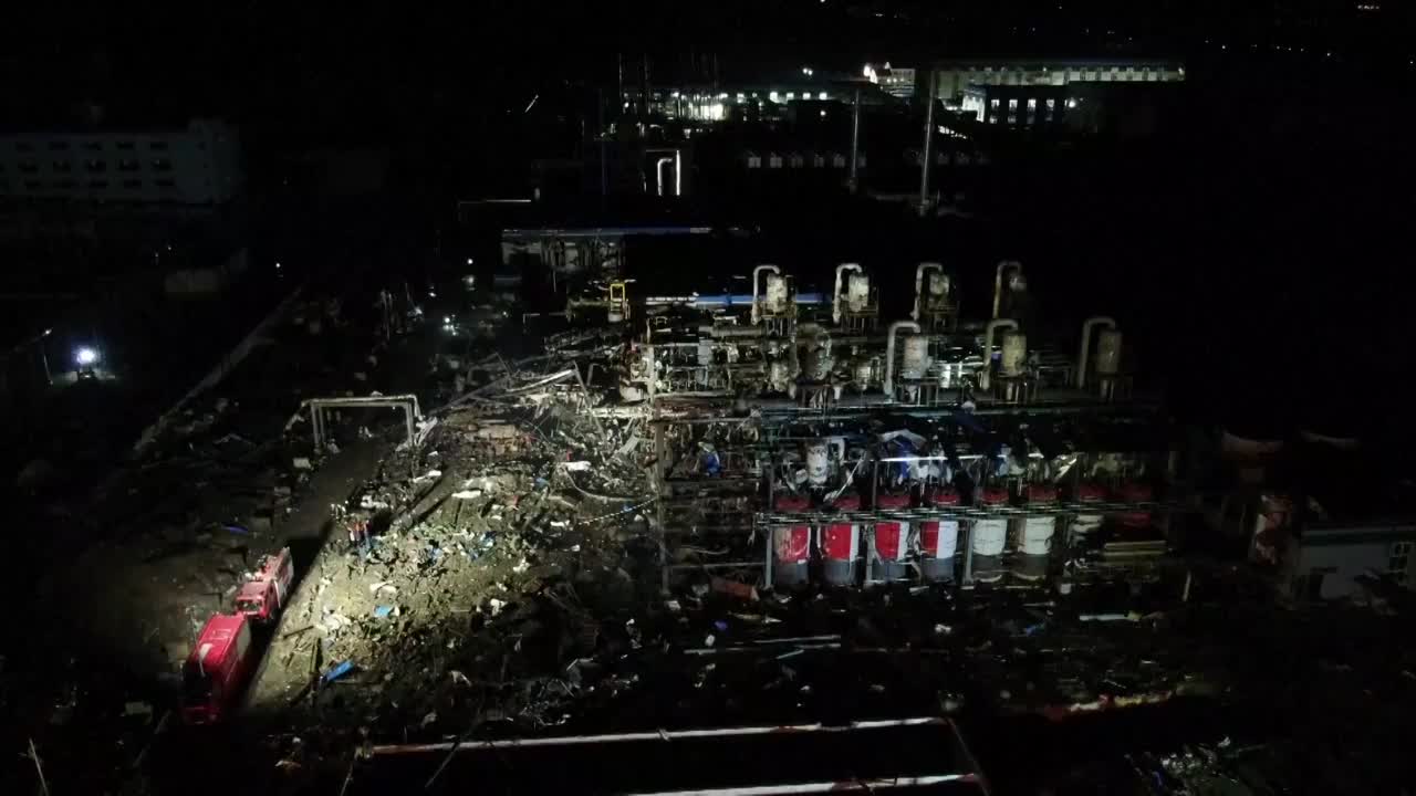 中国甘肃工厂爆炸废墟和救援人员（选编）视频素材