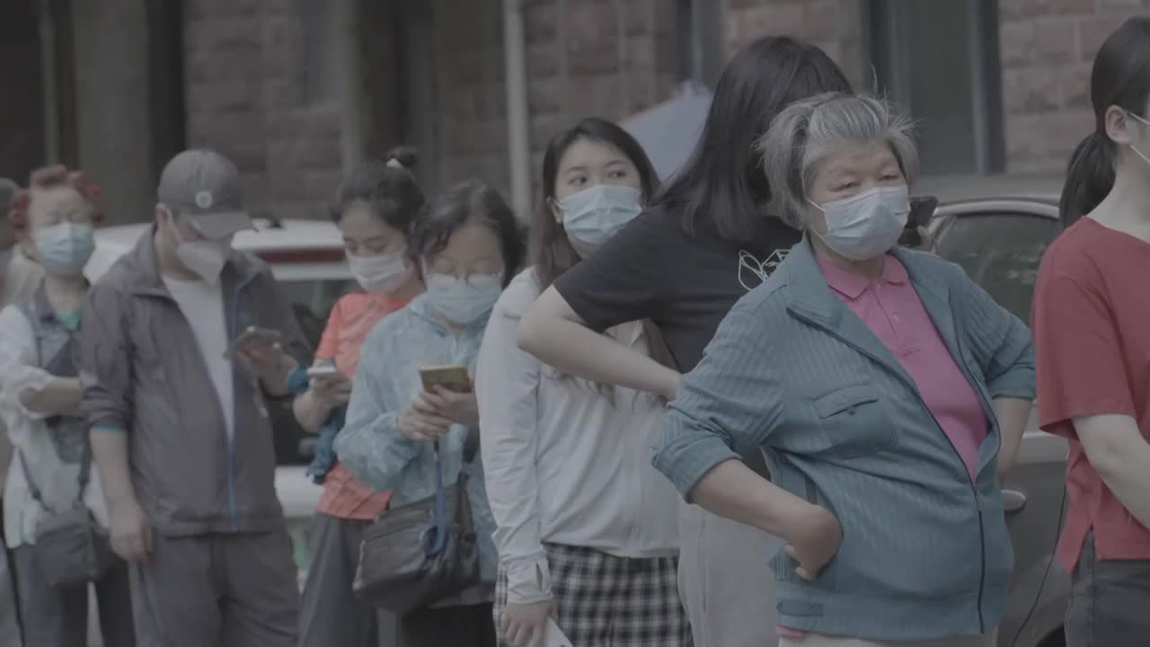 上海小区排队核酸等待中视频下载
