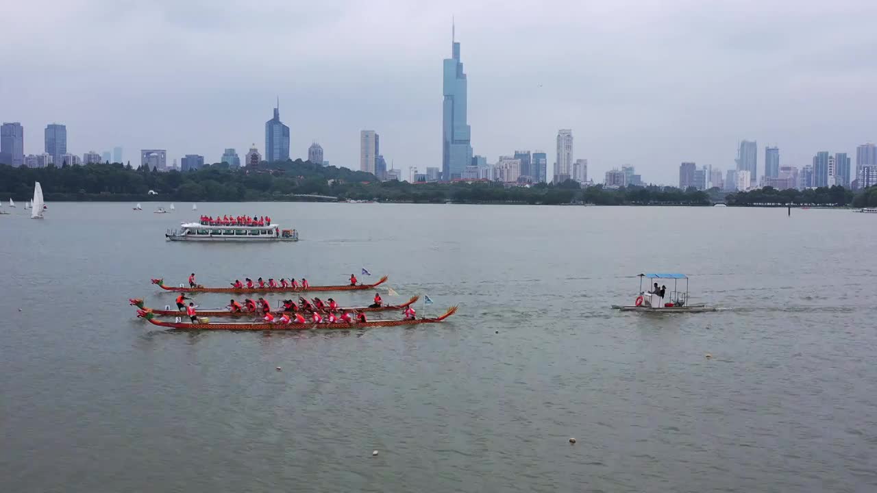 乘风破浪的江苏南京玄武湖端午龙舟赛，划龙舟比赛视频素材