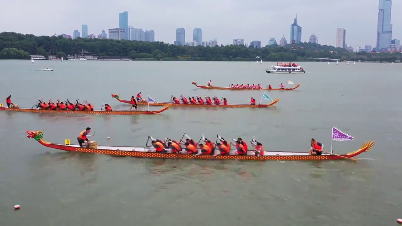 乘风破浪的江苏南京玄武湖端午龙舟赛，划龙舟比赛视频素材