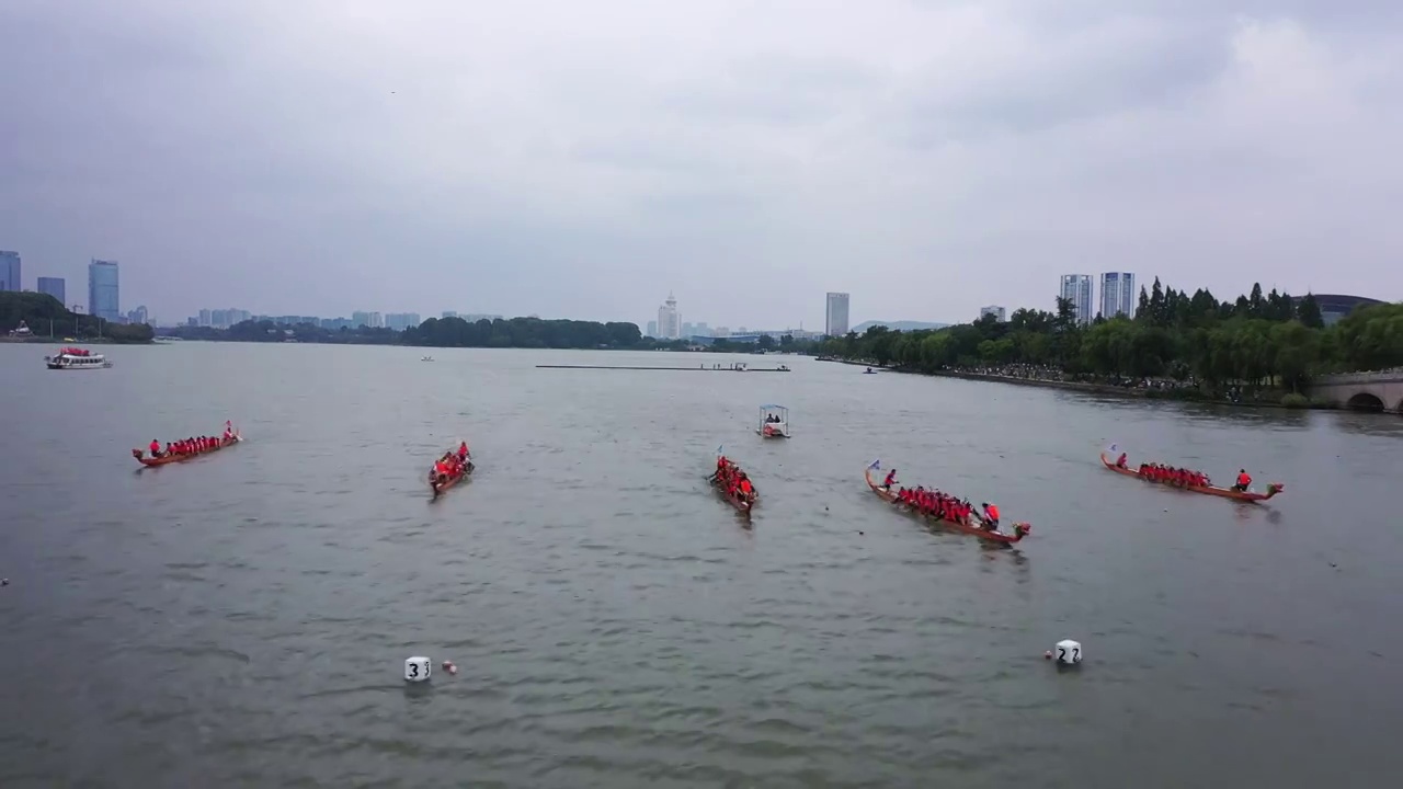 乘风破浪的江苏南京玄武湖端午龙舟赛，划龙舟比赛的终点阶段冲刺航拍视频视频下载