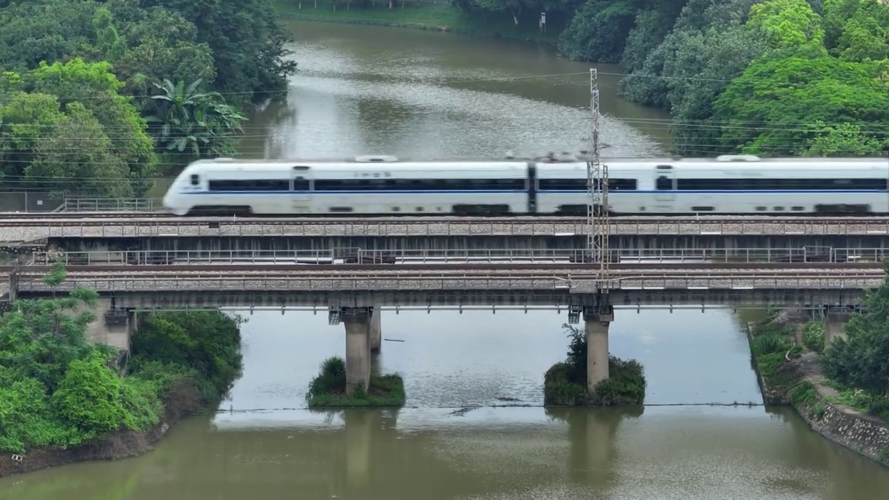 广深和谐号列车从东莞燕岭湿地公园湖面上行驶而过视频下载