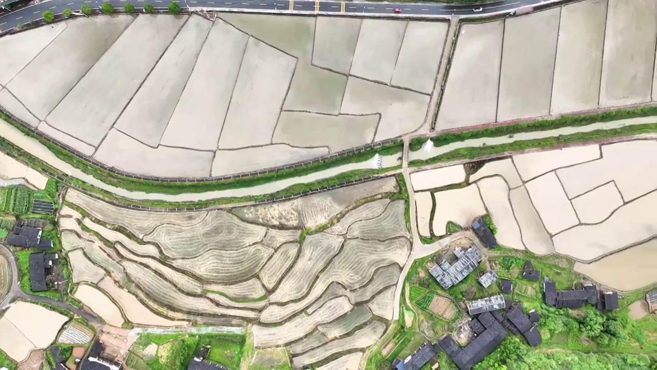 航拍春夏季乡村农田播种俯视鸟瞰图稻田灌溉视频素材