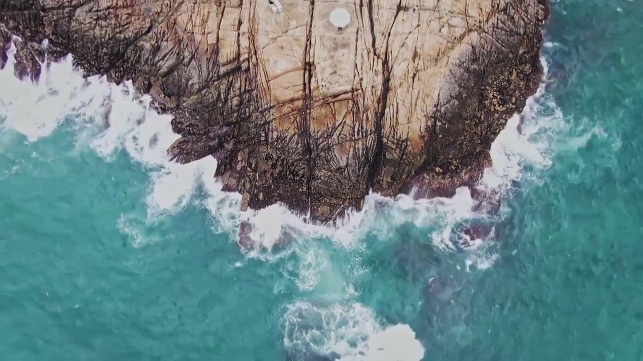 航拍海浪拍打礁石海浪素材视频下载