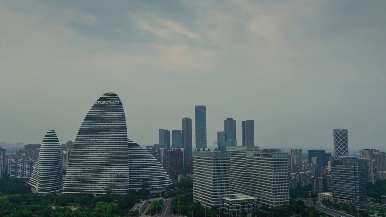 高角度拍摄北京望京SOHO日转夜延时视频下载