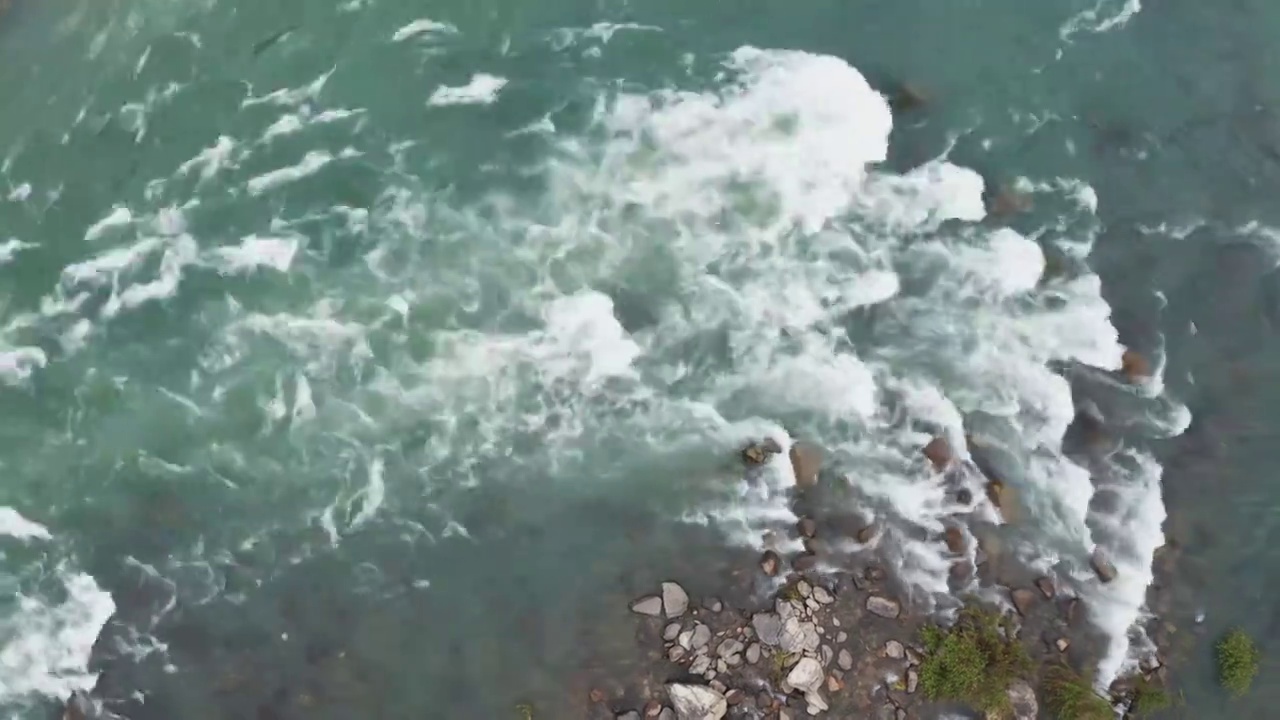 江南雨季湍急的溪流航拍视频素材
