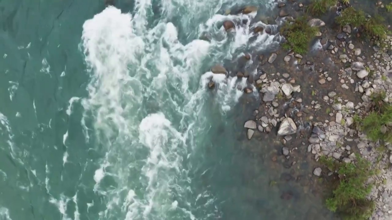 江南雨季湍急的溪流航拍视频素材