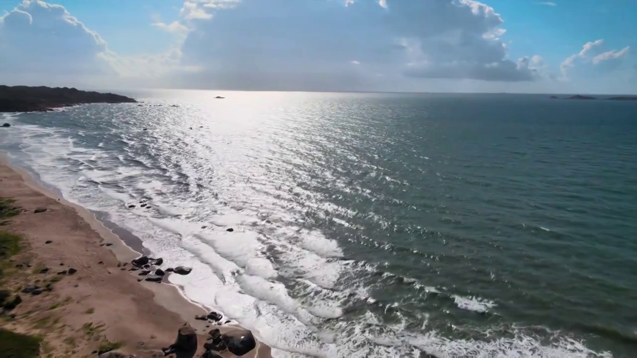海边沙滩上的风力发电风车视频下载