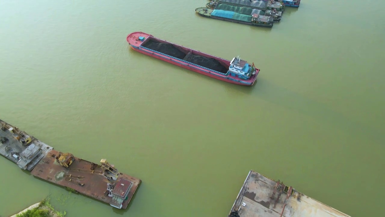 长江上的码头和集装箱货船货轮视频素材