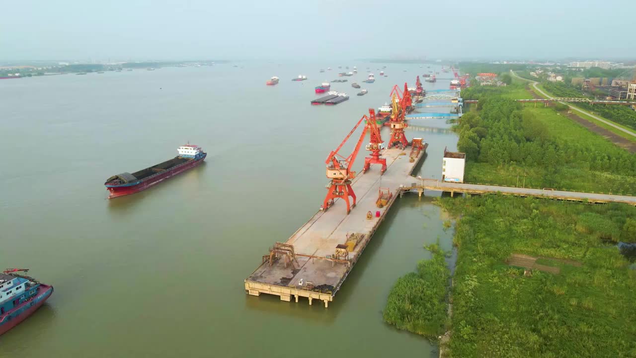 长江上的码头和集装箱货船货轮视频素材