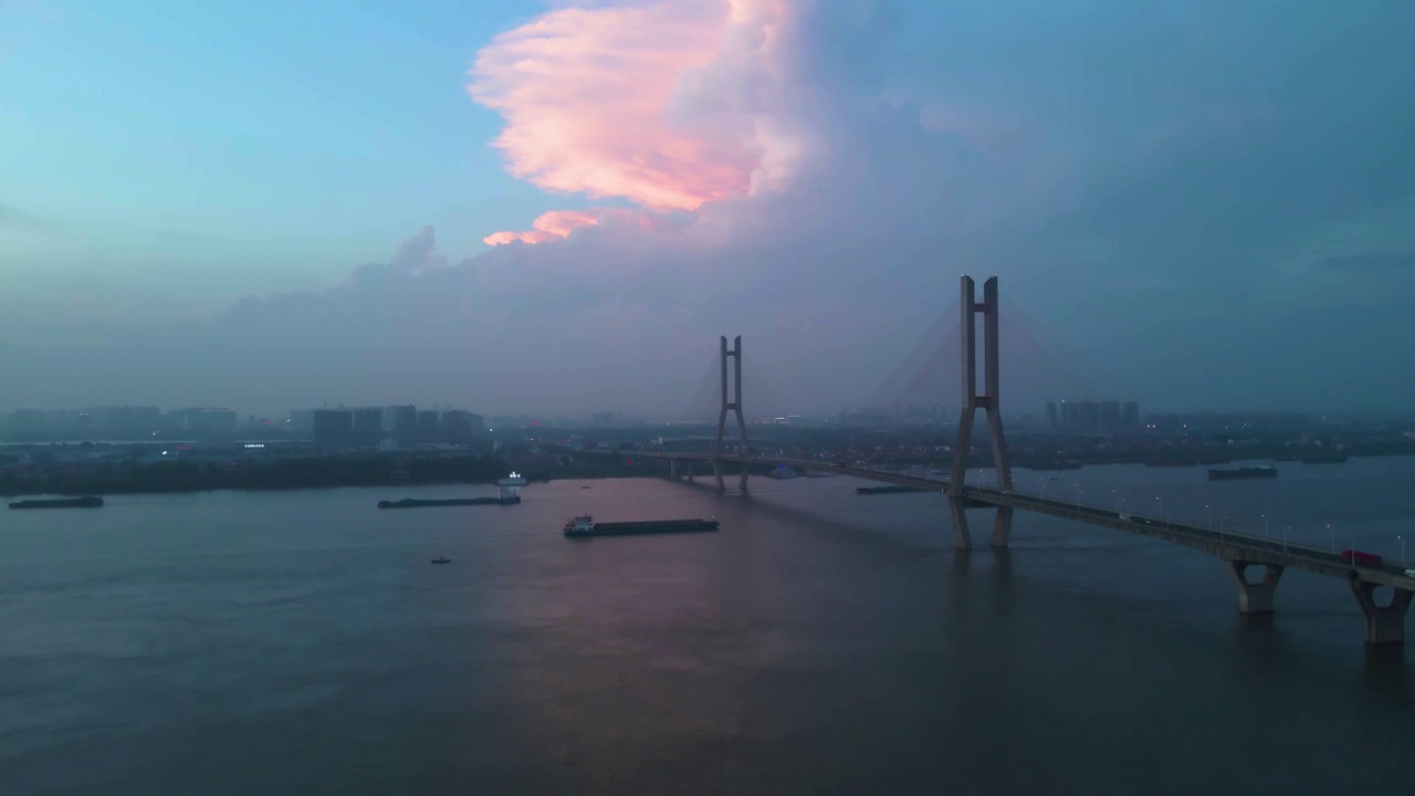 鄂黄长江大桥傍晚火烧云视频素材