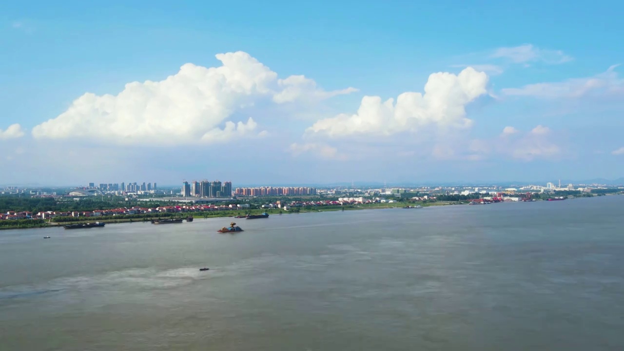 蓝天白云和长江的流水视频素材