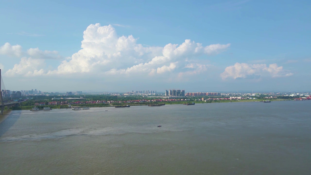 蓝天白云和长江的流水视频素材